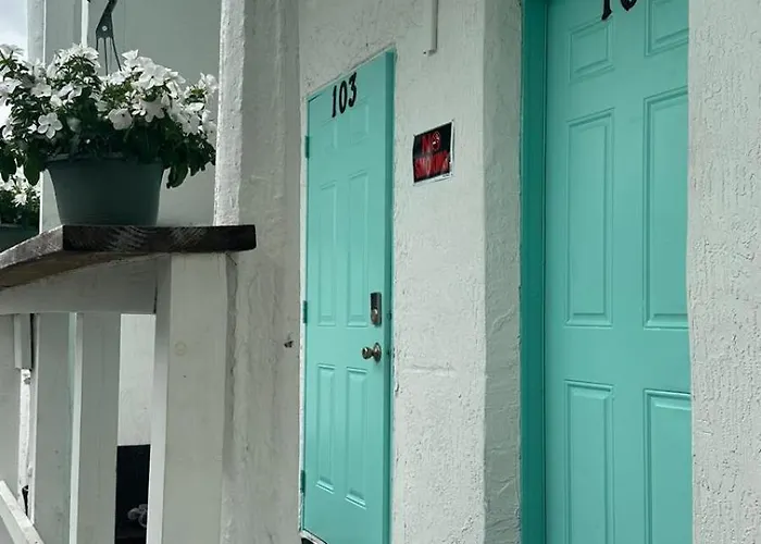104 Mixed Shared Rooms Central, Friendly, Affordable Miami